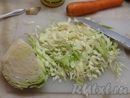 Капусту мелко нарезаем и отправляем в кастрюлю с бульоном. Туда же кладем очищенную и нарезанную кубиками картошку, прикрываем крышкой и варим на среднем огне почти до готовности.

