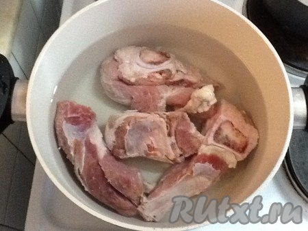 В первую очередь варим бульон. Для этого мясо режем на удобные части, промываем и заливаем водой.
