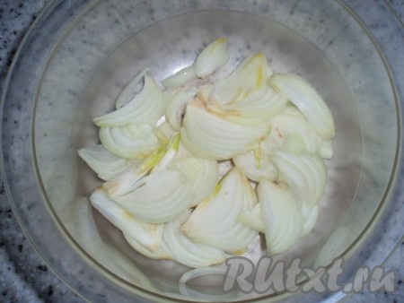 Лук нарезать перышками, залить кипятком на пару минут.