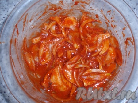 Слить кипяток с лука, добавить к луку томатную пасту, паприку, уксус и растительное масло, перемешать получившуюся томатную заправку.
