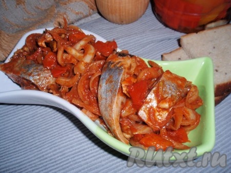 Селедка, приготовленная по этому рецепту, получается очень вкусной. Закуску из сельди с вялеными помидорами можно подать к столу с отварной картошкой или просто с хлебушком. В любом случае будет отлично.
