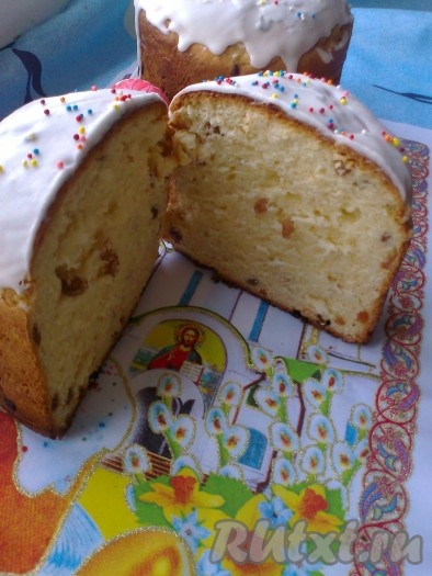 Если после нанесения на один кулич глазурь застыла, можно немножко подогреть ее еще раз. Этого количества глазури у меня хватило на 2 больших пасхальных кулича. Глазурь получилась очень вкусной. При разрезании не крошится.

Вот так выглядит кулич с этой глазурью в разрезе.