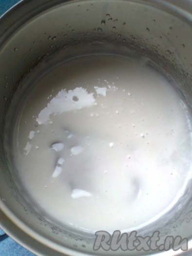 Выключаем огонь. Охлаждаем сироп до теплого состоянии при частом помешивании. Теперь взбиваем сахарно-желатиновую массу миксером до побеления.
