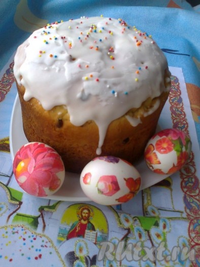 Сразу наносим глазурь на выпечку, потому что она, благодаря желатину, очень быстро застывает. Если все же глазурь сильно загустела, можно ее слегка подогреть до теплого состояния. Как только нанесли глазурь на один кулич, сразу посыпаем глазурь кондитерскими сахарными украшениями, иначе глазурь застынет и украшения не будут держаться.
