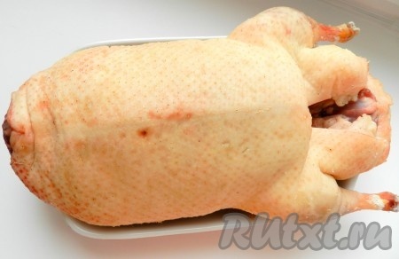 Утку тщательно вымыть, обсушить бумажными полотенцами. Смешать соль с молотым чёрным перцем и натереть этой смесью утку снаружи и внутри. Накрыть птицу марлей и убрать в холодильник на ночь.
