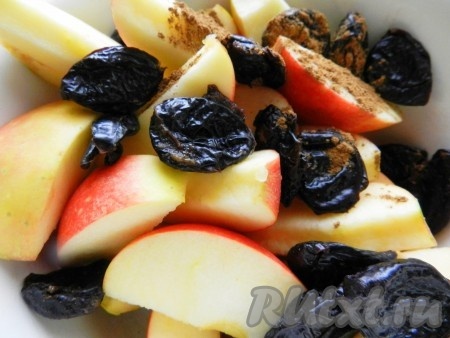 Чернослив промыть горячей водой, корицу перемолоть. Смешать яблоки, чернослив и корицу в широкой миске.
