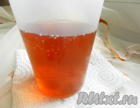 Яблочный сок смешать с коньяком (можно коньяк и не добавлять).
