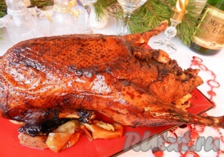 Запекать утку с яблоками и черносливом 1 час 30 минут, каждые 15 минут поливая её смесью коньяка и яблочного сока, а также жиром, который выделяется в процессе запекания в духовке. Готовая уточка получается необыкновенно вкусной, аппетитной и очень ароматной, обязательно попробуйте!
