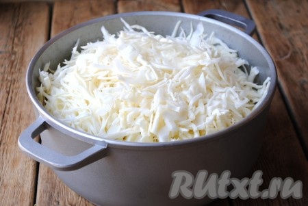 Капусту нашинковать длинными полосками и отправить в казан к мясу.
