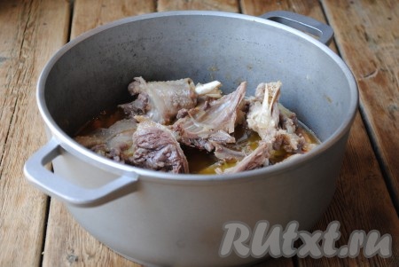 Когда мясо пустит сок, перемешать, накрыть крышкой и готовить на небольшом огне 15 минут. 
