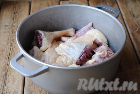 Мясо вымыть, нарезать на порционные кусочки и отправить в казан к луку и морковке. 

