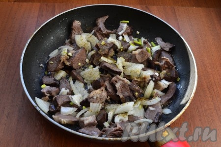 Добавить к говяжьему сердцу нарезанный произвольно репчатый лук, посолить и посыпать специями.
