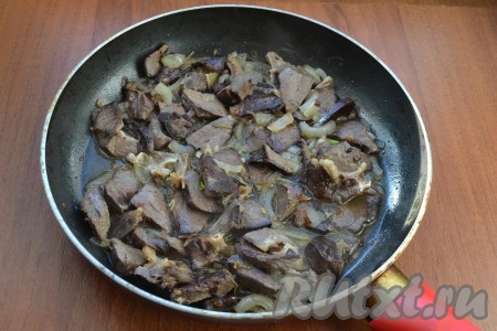 Обжарить сердце с луком на среднем огне, помешивая, минут 5-7, после чего влить немного бульона. Огонь уменьшить до минимального, протушить все еще минут 10.