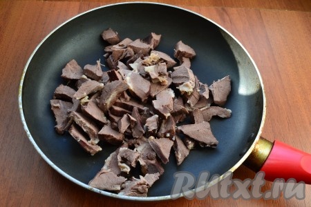 Разрезать сердце на части, замочить на пару часов в холодной воде. Воду периодически нужно менять. Затем залить сердце чистой водой, поставить на огонь, довести до кипения, уменьшить огонь и варить до готовности, на это уйдет 2-2,5 часа. Сердце остудить и нарезать кусочками, поместить в сковороду, влить растительное масло.
