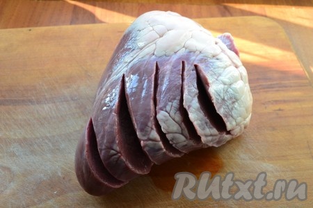 Говяжье сердце вымыть, обсушить.
