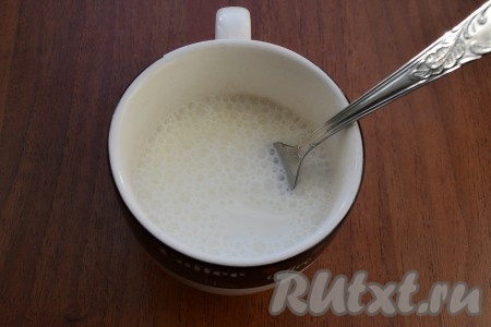 Сметану развести горячей водой.