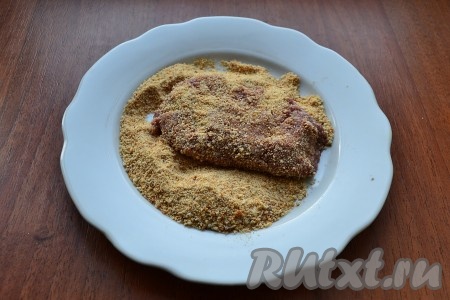 Далее, очень аккуратно, смоченными в воде руками сформировать небольшие котлеты, обвалять их в сухарях.
