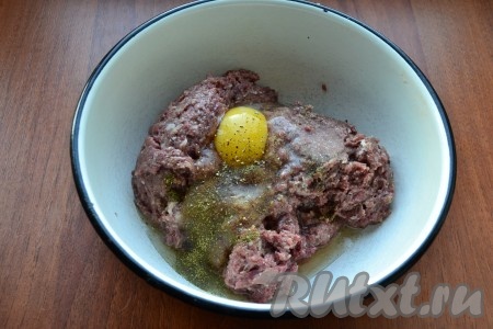 Выложить массу в миску, добавить сырое яйцо, соль, перец и специи.