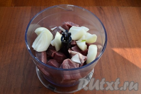 Кусочки сердца поместить в чашу блендера, добавить нарезанный репчатый лук.
