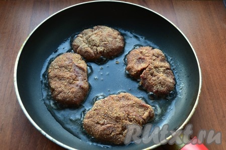 Котлеты выкладывать на разогретую с растительным маслом сковороду.