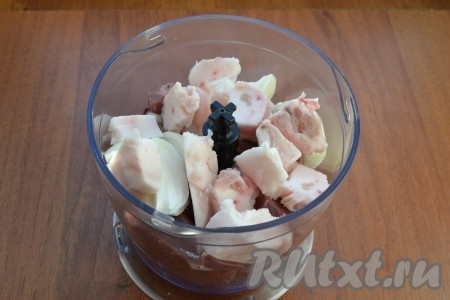 Кусочки свежего сала тоже выложить в чашу блендера.
