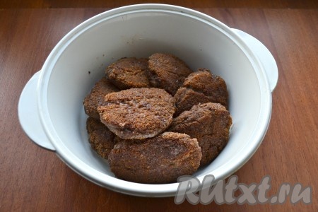 Жарить на небольшом огне до румяной корочки с двух сторон. Поместить котлеты в жаропрочную кастрюльку.
