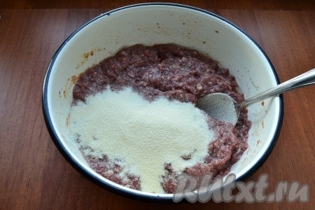 Хорошенько все перемешать и добавить манную крупу. Снова перемешать и оставить фарш на 30-40 минут.
