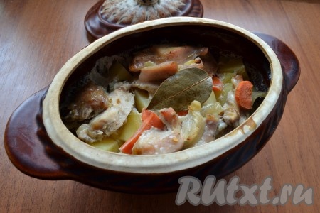 Накрыть горшочек крышкой и поместить его в холодную духовку. Выставить температуру 170 градусов и готовить блюдо около 1,5 часов.