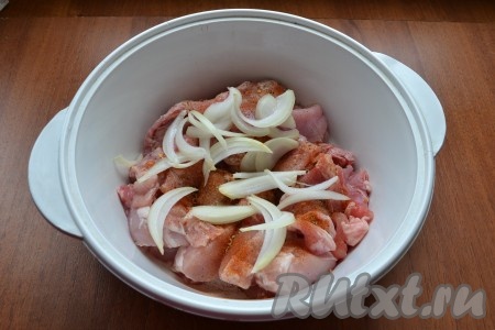 К мясу добавить нарезанный перьями репчатый лук, всыпать соль, специи.
