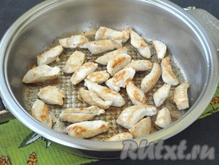 В сковороде разогреть 3 столовые ложки подсолнечного масла, выложить в него кусочки курицы и обжарить на среднем огне до румяной корочки со всех сторон. В конце курицу посолить и поперчить.
