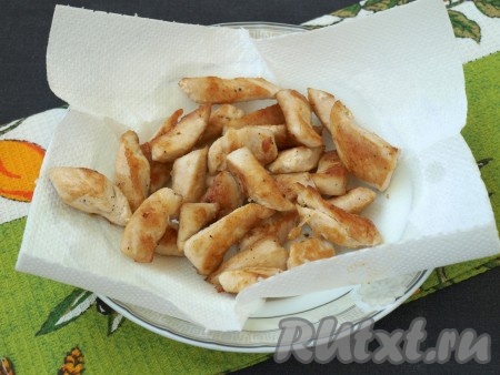 Выложить кусочки курицы на бумажные полотенца для удаления лишнего масла.
