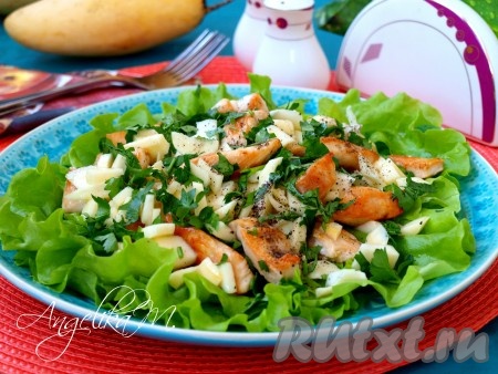 Салат с курицей и манго