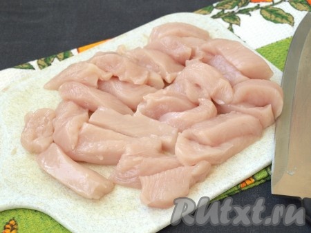 Куриное филе хорошо вымыть, обсушить и нарезать брусочками.
