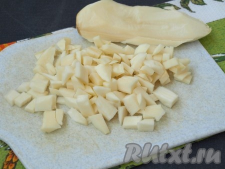 В незрелых плодах манго мякоть плохо отделяется от шкурки, поэтому шкурку следует срезать. Вырезать косточку. Мякоть манго нарезать кубиками.
