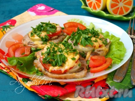 Сковороду накрыть крышкой и готовить мясо по-французски, примерно, 15-20 минут на небольшом огне. Готовность свинины проверить с помощью вилки, прокалывая мясо с краю.
