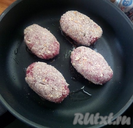 Обвалять зразы в панировочных сухарях, выложить на сковороду, разогретую с растительным маслом, и обжарить на среднем огне с двух сторон до золотистого колера.
