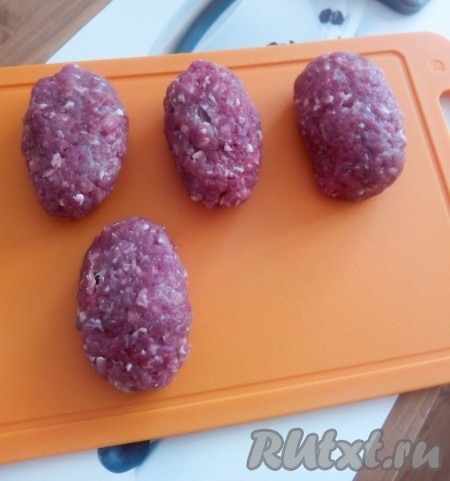 Края лепешки защипнуть, сформировав котлету. Таким способом сформировать все зразы с начинкой из грибов и яиц.
