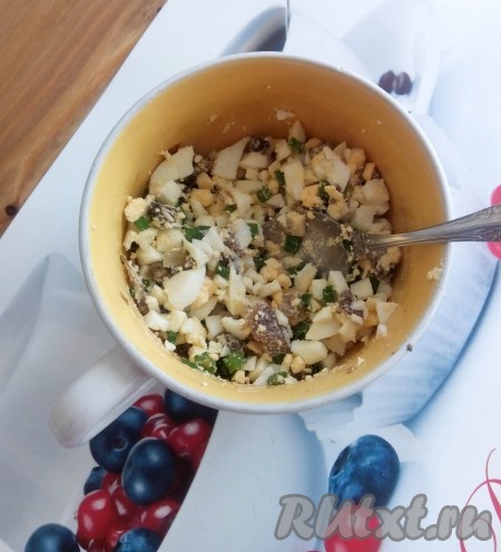 Вареные яйца нарезать мелкими кубиками, смешать с обжаренными грибами, добавить свежую мелко нарезанную зелень, посолить и поперчить, перемешать и начинка для зраз готова.
