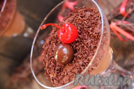 Готовый шоколадный пудинг украсить по желанию и подать к столу. Вот такой красивый и вкусный пудинг получился у меня.
