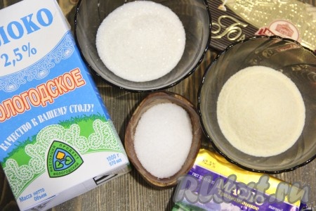 Подготовить продукты для приготовления шоколадного пудинга. Шоколад в этом рецепте можно использовать как молочный, так и горький.