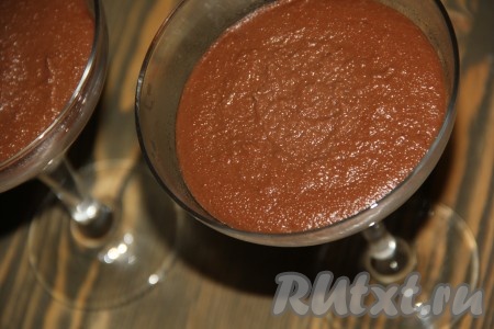 Разложить массу по фужерам или в силиконовые формы. Поставить шоколадный пудинг в холодильник на пару часов.
