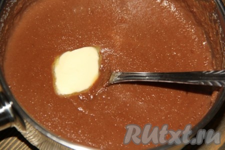 Варить кашу в течение 7-8 минут, помешивая, на небольшом огне до загустения. Шоколад растопится в каше. Смесь станет однородной. Добавить масло и хорошо перемешать, снять с огня.