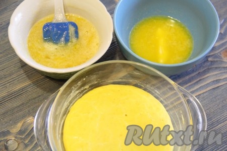 Сливочное масло растопить и слегка охладить. К этому времени опара должна хорошо "подойти".
