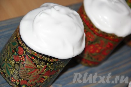 Готовые шафрановые куличи хорошо остудить, а затем покрыть глазурью и украсить кондитерской посыпкой. Я покрыла куличи белковой глазурью: соединить 1 яичный белок, 3 столовые ложки сахарной пудры и каплю лимонного сока, взбить до однородного, пышного состояния и покрыть куличи.&nbsp;
