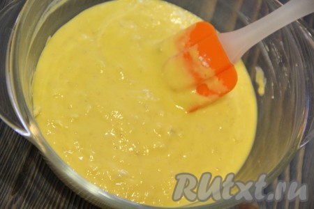 Накрыть миску с опарой пищевой плёнкой и оставить на 30 минут в тёплом месте, опара должна хорошо "подойти".
