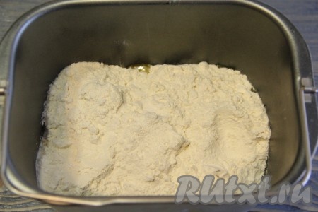 Тесто для шафранового кулича можно замесить вручную или с помощью хлебопечки. Чтобы замесить тесто в хлебопечке, в ведёрко нужно влить опару, смесь яиц и сахара, сливочное масло, всыпать оставшуюся муку и соль, выставить режим "Замес теста" (он у меня занимает 1,5 часа). Если замешивать тесто вручную, то в миске соединить опару, масло и смесь яиц и сахара, перемешать, затем всыпать оставшуюся муку и соль, замесить мягкое и нежное тесто, оставить его для подхода в тёплом месте часа на 2, за это время тесто должно хорошо подняться.
