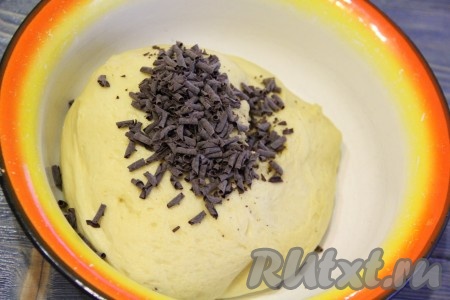 Готовое тесто обмять, а затем добавить цукаты, изюм, орехи и так далее. Я решила сделать шафрановый кулич с шоколадной стружкой.
