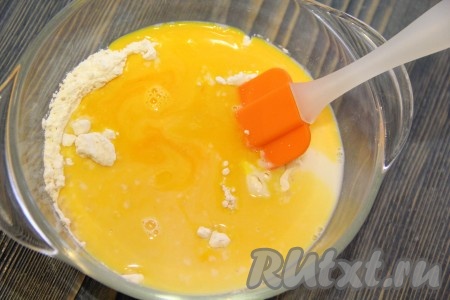 Влить тёплое молоко и шафрановый настой в смесь муки и дрожжей, тщательно перемешать силиконовой лопаткой получившуюся опару.
