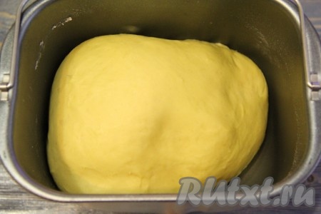 Тесто получится гладким, нежным и очень приятным в работе.

