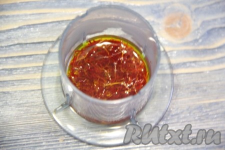  Шафран залить горячей водой и оставить на 30 минут.